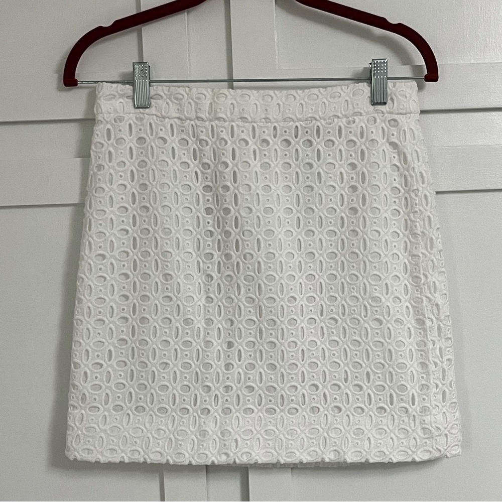 J Crew women's white skirt. Size 4. Gently worn. Great condition.